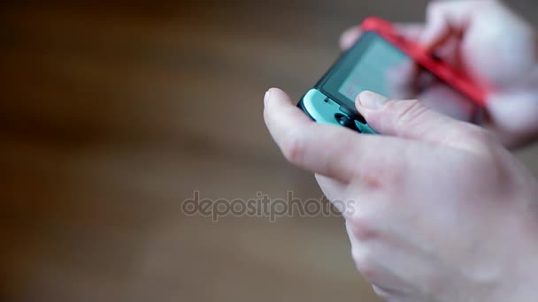 Junger Mann spielt Spiel auf Nintendo-Switch - Filmmaterial, Video