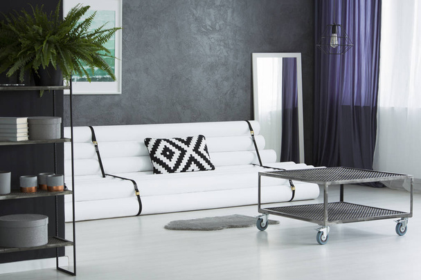 Cuscino modellato su divano di carta
 - Foto, immagini
