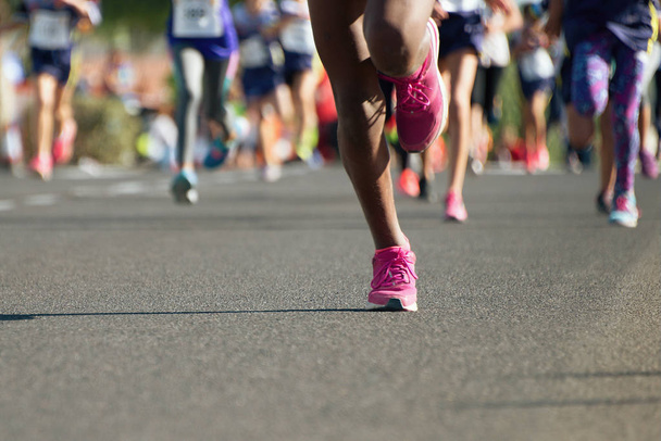 Correr niños, atletas jóvenes correr en una carrera de niños correr
 - Foto, imagen