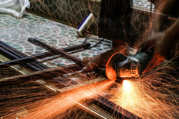  Trabalhador de corte de metal com moedor. Faíscas enquanto moagem de ferro - Foto, Imagem