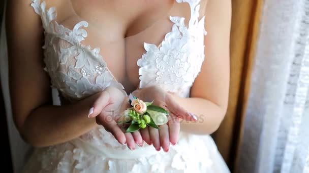 la novia sostiene la flor en sus brazos y la vuelve
 - Imágenes, Vídeo