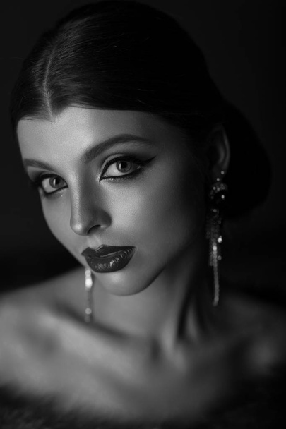 Чорно-білий портрет красивої дівчини-підлітка
 - Фото, зображення