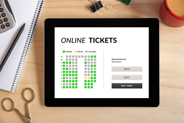 Koncepcja bilety online na ekranie tabletu z obiektów pakietu office - Zdjęcie, obraz
