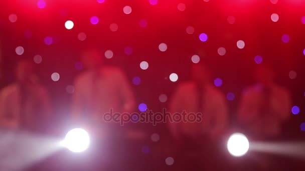 El fondo del baile es gente borrosa bailando en un club nocturno. Colores azul y púrpura
 - Metraje, vídeo