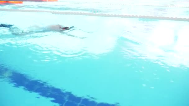 gyerekek úszni a medencében, 4k - Felvétel, videó