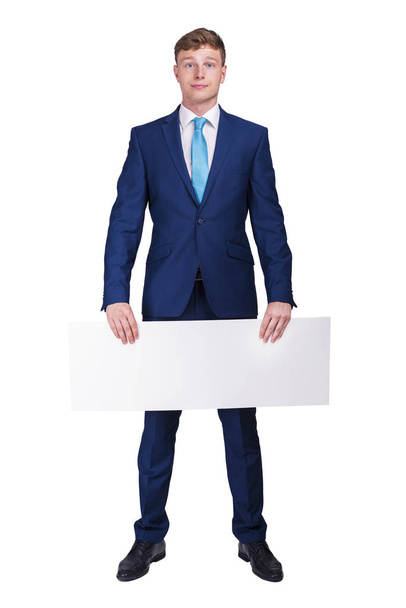 Uomo d'affari in siut blu con bordo banner vuoto, isolato su sfondo bianco
. - Foto, immagini