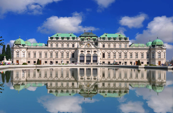 Näkymä kuuluisa Belvedere palatsi heijastus uima-altaalla ja sininen taivas, Wienissä, Itävallassa, Euroopassa
 - Valokuva, kuva