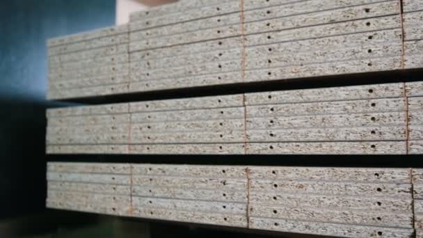 Pila de tableros de partículas de madera en el almacén o fábrica
 - Imágenes, Vídeo