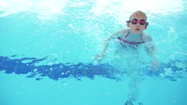 kinderen zijn zwemmen in het zwembad, 4k - Video