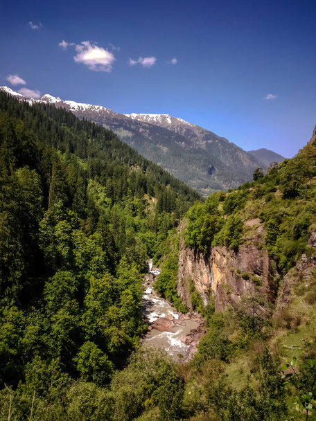 Beautiful view of Himalayan mountains, Kheerganga, Parvati valley, Himachal Pradesh, northern India - Foto, afbeelding