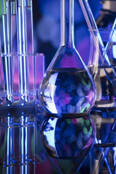 Το υπόβαθρο της έννοια πείραμα επιστήμης. Εργαστήριο ποτήρια, μικροσκόπιο, σιφώνιο. Bokeh φόντο. - Φωτογραφία, εικόνα