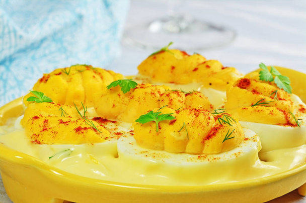 Ovos em amarelo servindo prato
 - Foto, Imagem