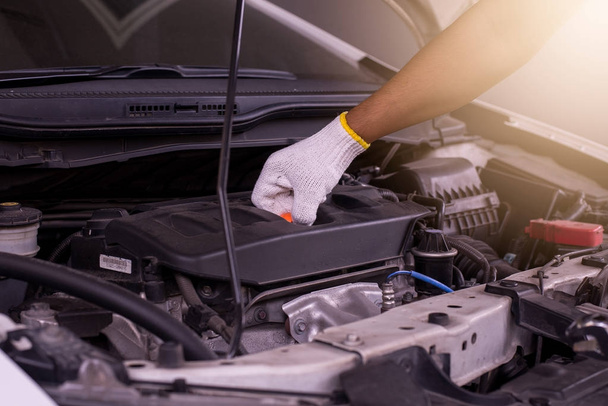 Automonteur controleren de olie niveau motor, onderhoud auto reparatie auto - Foto, afbeelding