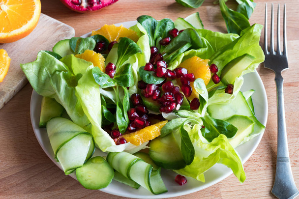 Ahşap bir masa üzerinde meyve ve sebze salatası - Fotoğraf, Görsel