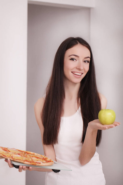 Η διατροφή και η γρήγορη έννοια των τροφίμων. Γυναίκα που κρατά πίτσα. Ανθυγιεινά ανεπιθύμητης αλληλογραφίας  - Φωτογραφία, εικόνα