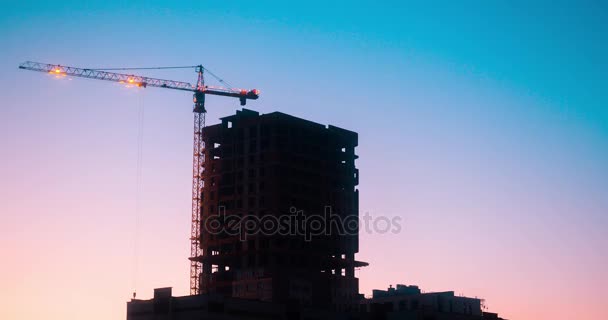 Timelapse de construção de trabalho torre guindaste construção de uma casa ao nascer do sol
 - Filmagem, Vídeo