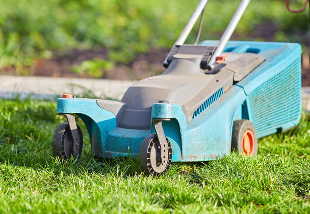 Çim biçme makinesi arka bahçesinde yeşil çim kesme - Fotoğraf, Görsel