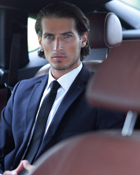 businessman sitting in a comfortable car - Foto, Bild