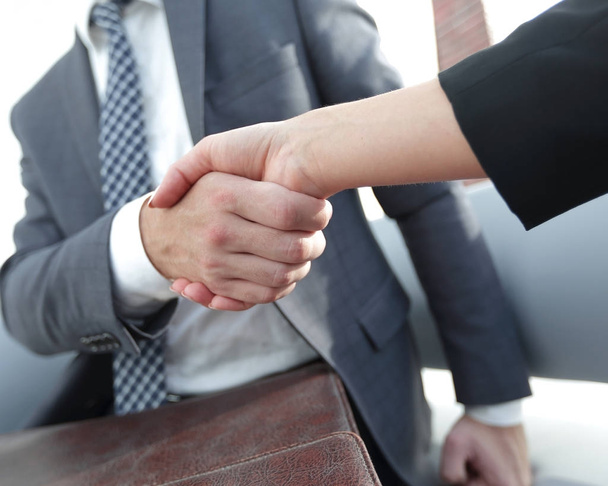 επιχειρηματίας σφίγγει το χέρι για να σφραγίσει μια συμφωνία με το συνεργάτη του - Φωτογραφία, εικόνα
