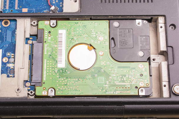 gebroken laptop moederbord is misschien defect, harde schijf, hardwareproblemen, back-up van gegevens - Foto, afbeelding