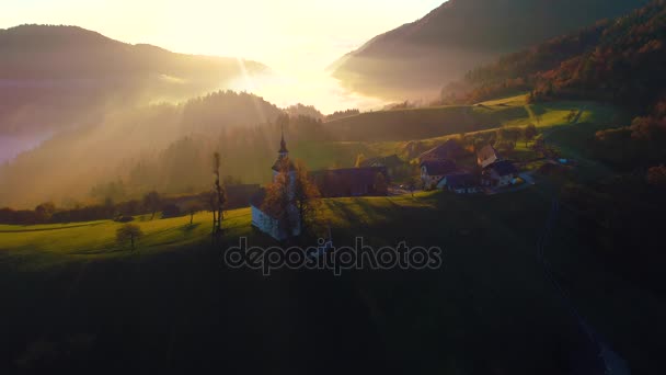 Luftaufnahme der Kirche des Heiligen Tomas im oberen Savatal in Slowenien. Berglandschaft. - Filmmaterial, Video