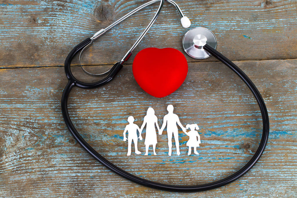 Виведіть медичне страхування для сім'ї. Стетоскоп, паперове серце
 - Фото, зображення