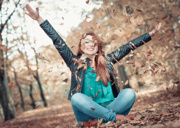 Crazy girl throwing leaves. - Photo, Image