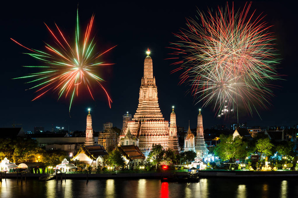 Nocny widok świątyni Wat Arun i Chao Phraya rzeki, Bangkok, Th - Zdjęcie, obraz