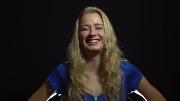 Mooie Sexy blond meisje in blauwe jurk Laughting in Studio met zwarte achtergrond - Video