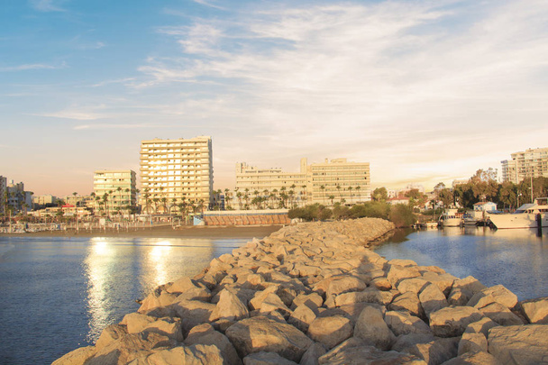 Bela vista da rua principal de Larnaca e Phinikoudes praia em Chipre
 - Foto, Imagem
