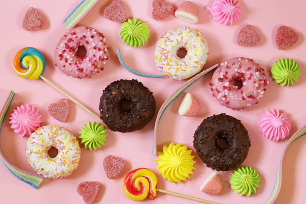 rosquillas dulces con azúcar y glaseado de color chocolate
 - Foto, imagen