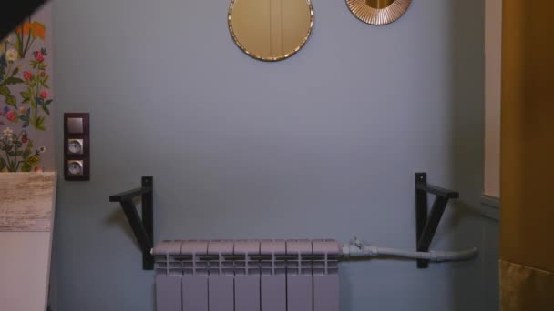 Man installeert een plank in de kamer - Video