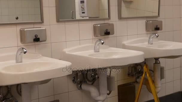 Ruchu czysty nowy pokój w publicznej toalecie  - Materiał filmowy, wideo
