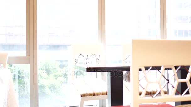 Motie van lege stoelen binnen Chinees restaurant met witte overbelichting achtergrondverlichting  - Video