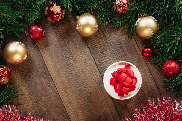 Vánoční dekorace a dárky, borové větve na dřevěný stůl. Svátky Vánoční pozadí. Kopírovat prostor pro text nebo design. Pohled shora. - Fotografie, Obrázek