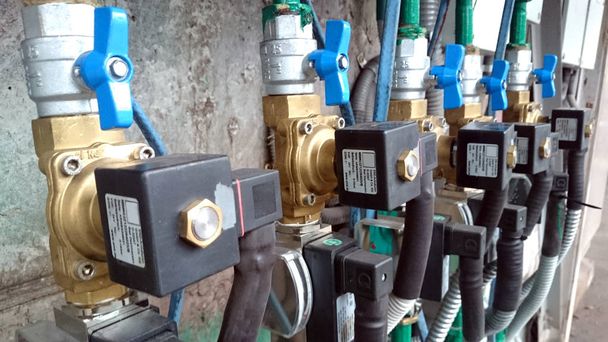 Válvulas de cierre en sistema hidráulico en planta industrial
. - Foto, imagen