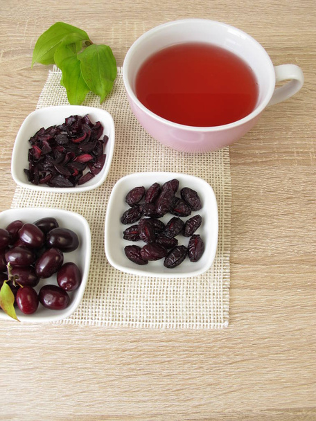 фруктовий чай з сушеною карнизною вишнею
 - Фото, зображення