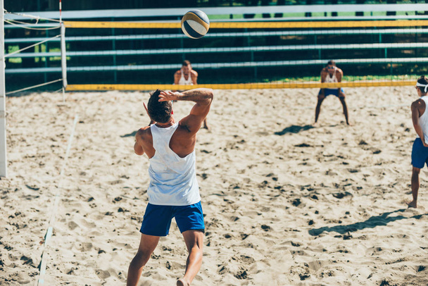 Giocatori maschi di beach volley in azione
 - Foto, immagini