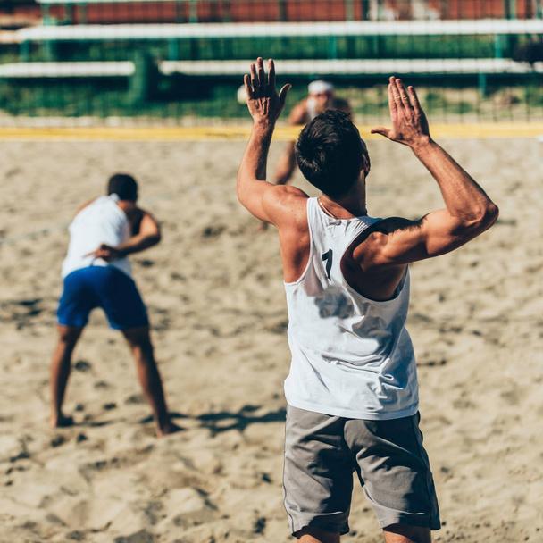 Beachvolleybal spelers tijdens het spel - Foto, afbeelding