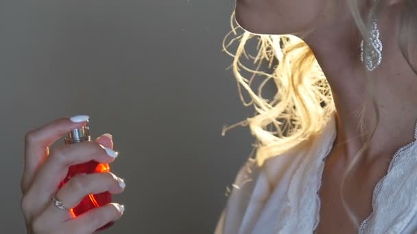 Mädchen spritzt Parfüm auf ihren Hals - Filmmaterial, Video