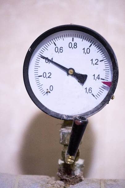 Verzegelde ventiel in de stookruimte in de buurt van de tonometer - Foto, afbeelding
