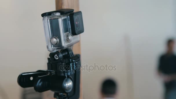 Action-Kamera auf einer Stange in einem Raum. - Filmmaterial, Video