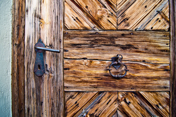 reteszelő mechanizmus és polírozott fém egy régi fából készült ajtó kopogtató - Fotó, kép