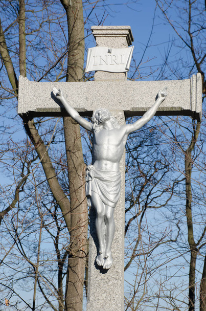 Статуя Христа распята на каменном кресте
 - Фото, изображение