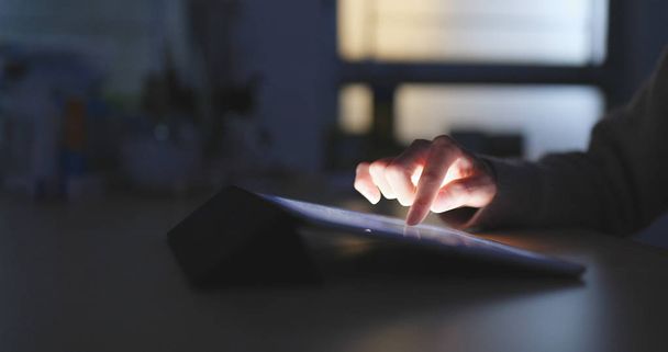 Mujer Tocando la tableta digital por la noche
  - Foto, imagen