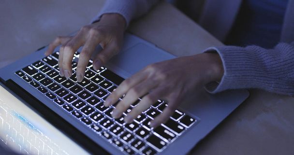 Donna che digita sul computer portatile di notte
  - Foto, immagini