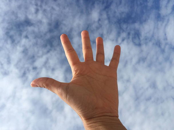 Una mano / palmo contro il cielo blu
 - Foto, immagini