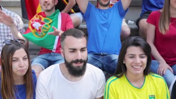 Příznivci šťastný fanoušci z různých zemí společně na stadionu - Záběry, video