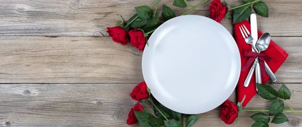 Romanttinen ruokapöytä lomakaudelle
  - Valokuva, kuva