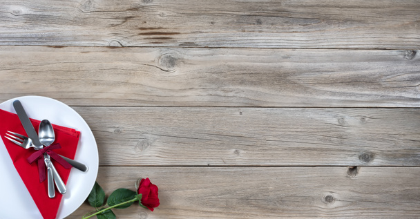 De instelling van de tabel voor Valentines diner op rustieke hout - Foto, afbeelding